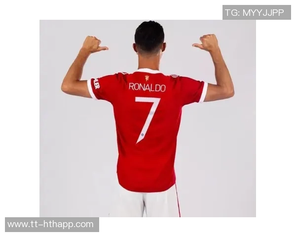 巴黎圣日耳曼全新2025-26赛季第四球衣发布尽显优雅与时尚魅力